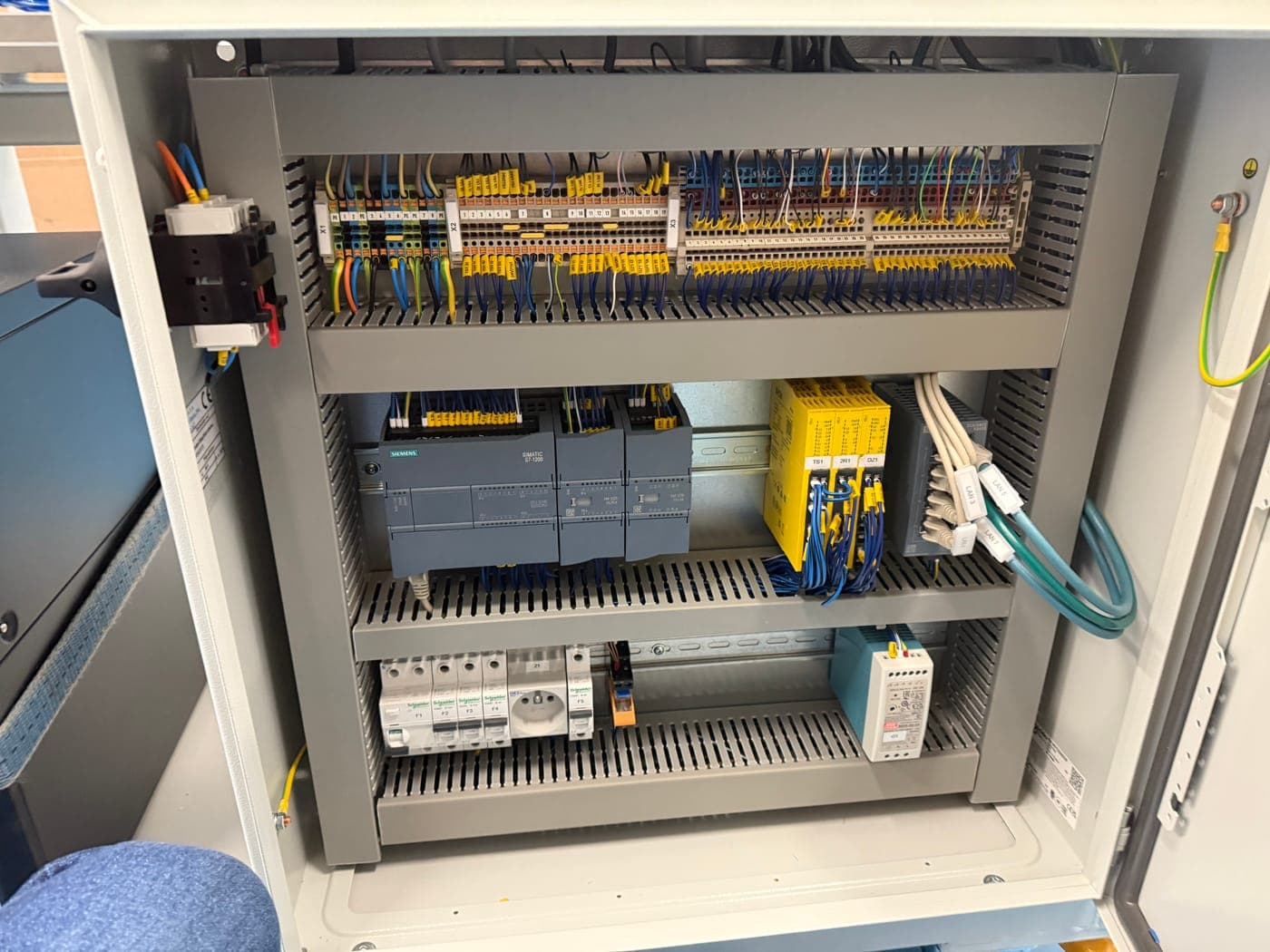 Řídicí rozváděč s PLC Siemens a bezpečnostními relé